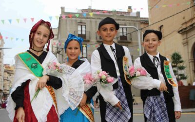 Els vestits tradicionals i un rècord solidari inunden Roquetes en una ofrena d’èxit