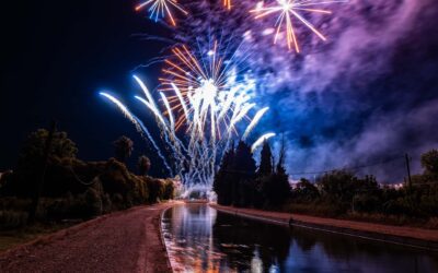 El cel de Roquetes s’il·lumina amb un gran espectacle de foc i drons pel 175è aniversari
